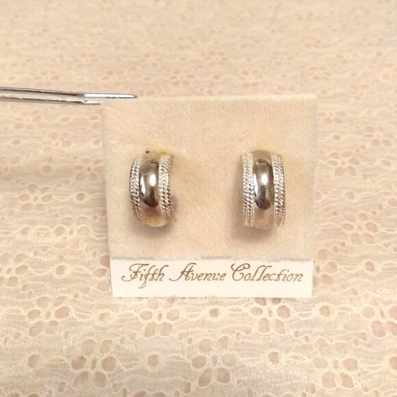 Vintage Silver Tone Earrings Non-Pierced Clip Earrings Timeless VTG Jewelry - Picture 4 of 8
